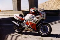 07.- Yamaha FZR 600_01